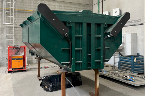 Een geïsoleerde kippercontainer voor asfaltreparaties
