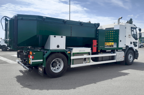 Een geïsoleerde kipper voor asfaltreparaties